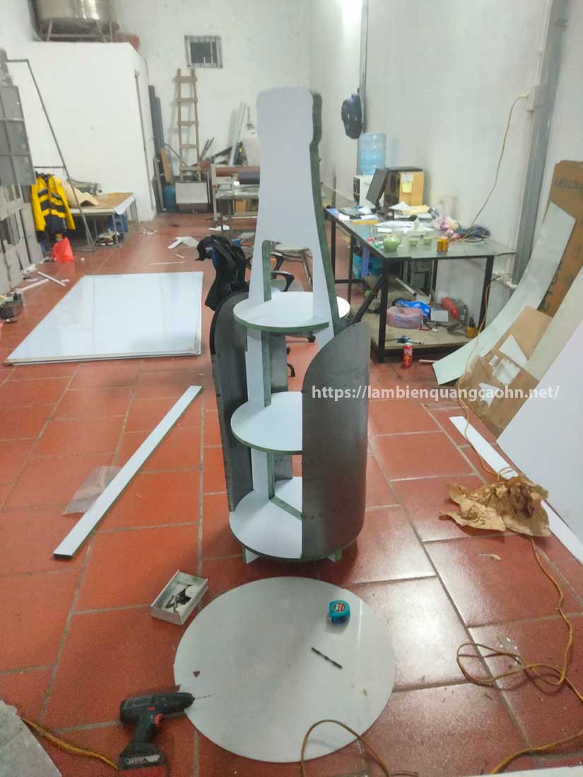 mẫu kệ trưng bày mỹ phẩm mini