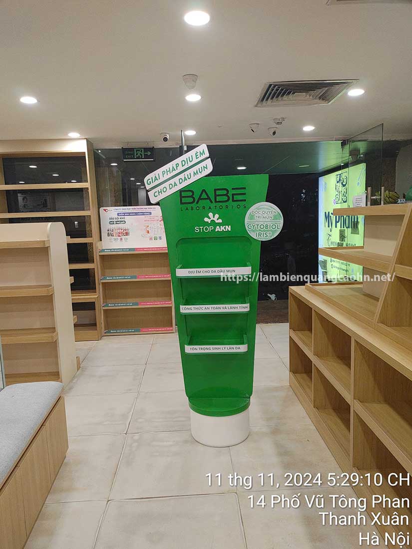 mẫu kệ trưng bày mỹ phẩm mini