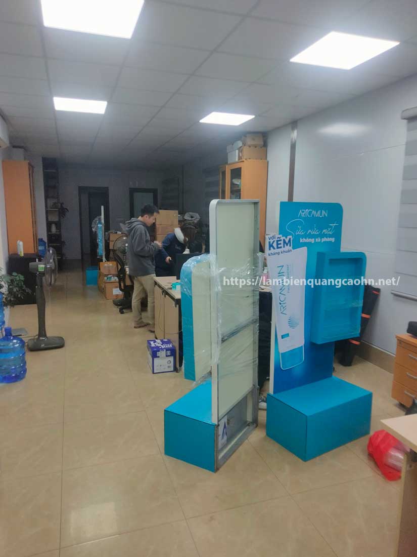 mẫu kệ trưng bày mỹ phẩm mini