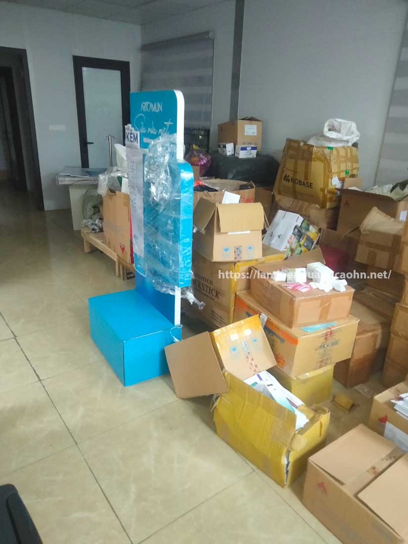 mẫu kệ trưng bày mỹ phẩm mini