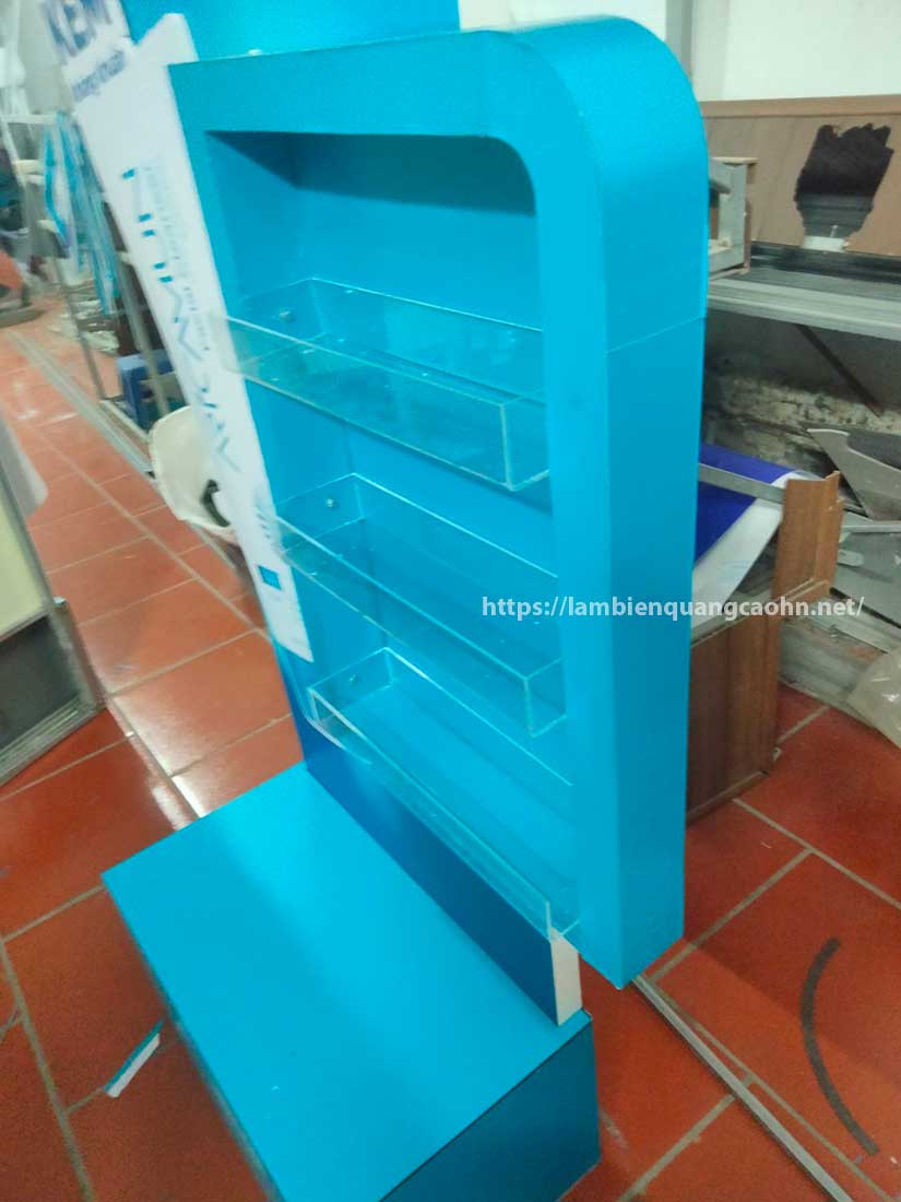 mẫu kệ trưng bày mỹ phẩm mini