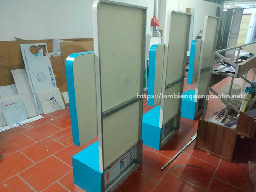 mẫu kệ trưng bày mỹ phẩm mini