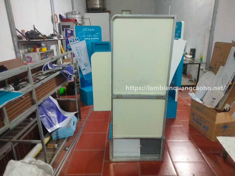 mẫu kệ trưng bày mỹ phẩm mini