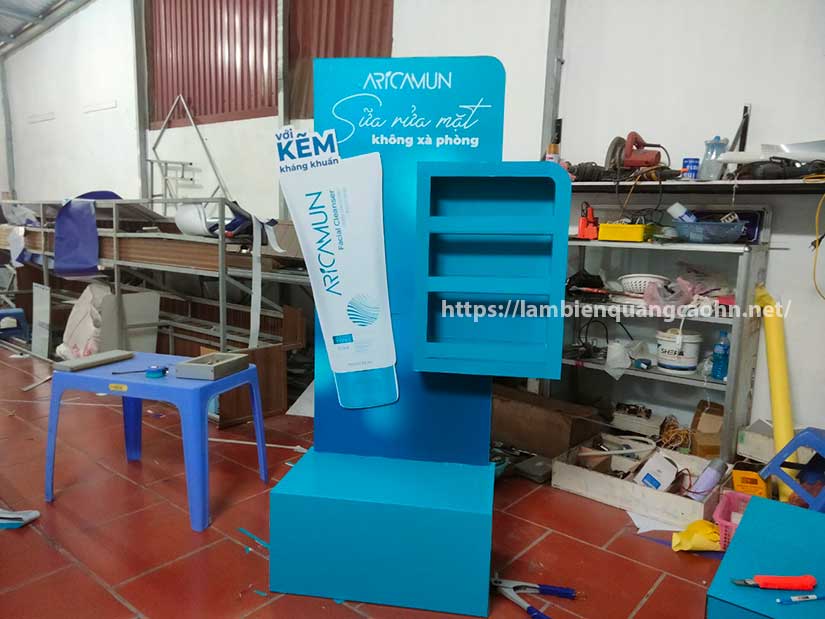 mẫu kệ trưng bày mỹ phẩm mini
