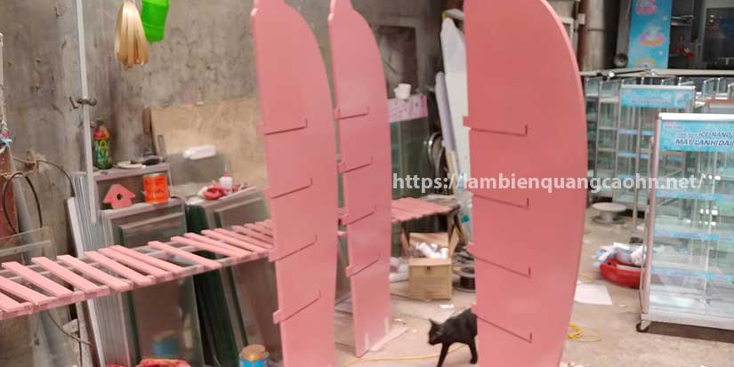 mẫu kệ trưng bày mỹ phẩm mini