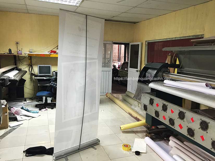 standee cuốn nhôm, chân standee cuốn, in standee chân cuốn nhôm, giá cuốn nhôm