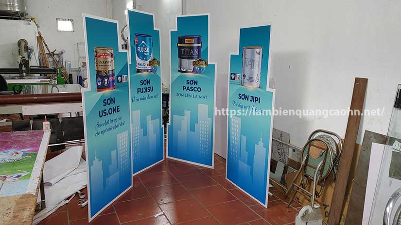 standee khung sắt