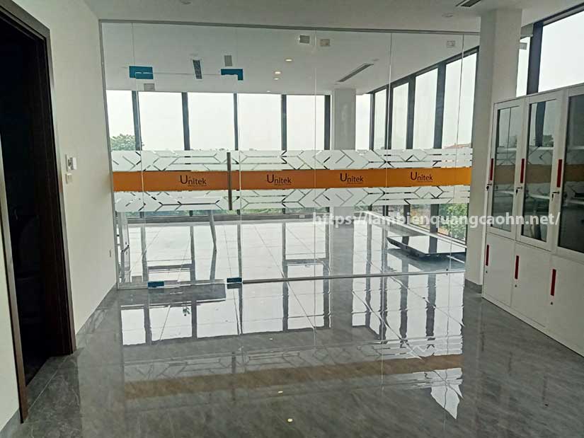 Thi công văn phòng công ty, dán decal kính