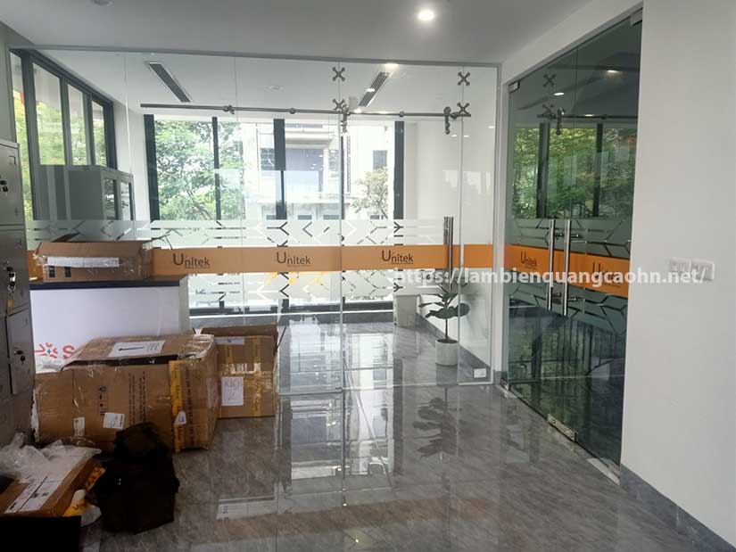 Thi công văn phòng công ty, dán decal kính