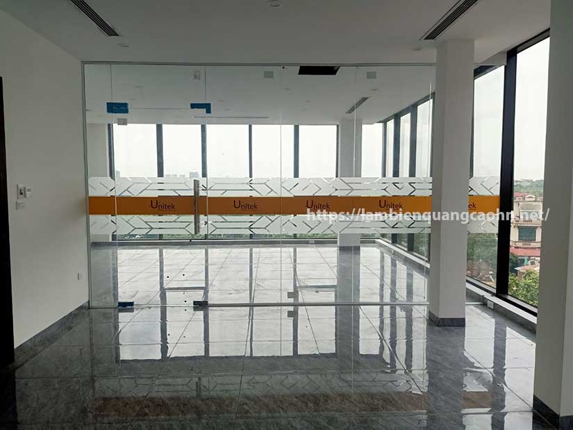 Thi công văn phòng công ty, dán decal kính