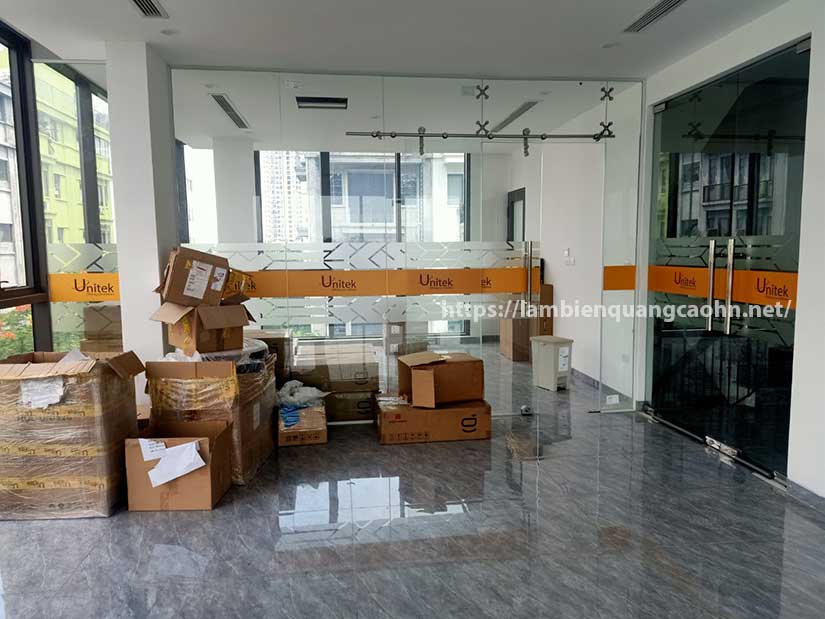 Thi công văn phòng công ty, dán decal kính