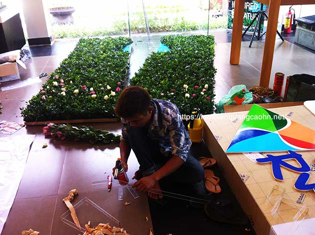 trang trí cây cỏ hoa lá lên biển quảng cáo