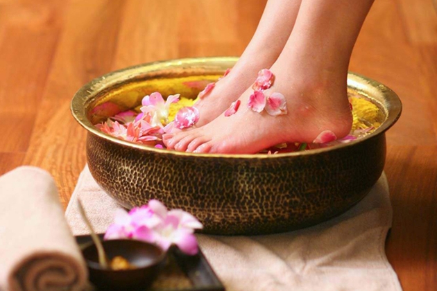 9 lợi ích BẤT NGỜ khi ngâm chân với thảo dược và đá muối Himalaya đặc trị Bệnh xương khớp
