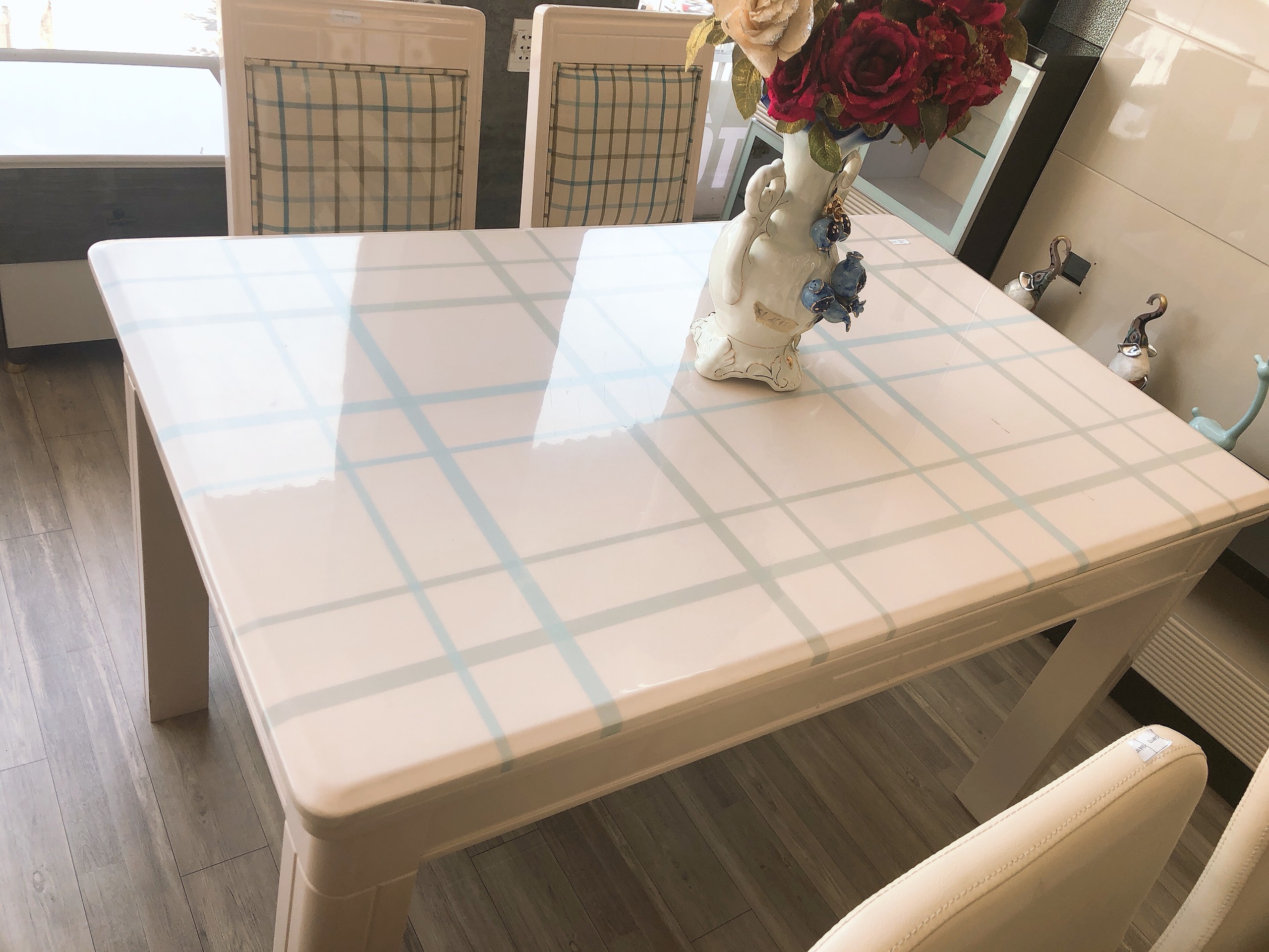 Bộ bàn ăn mặt đá, khung gỗ sơn PU + ghế bọc nệm