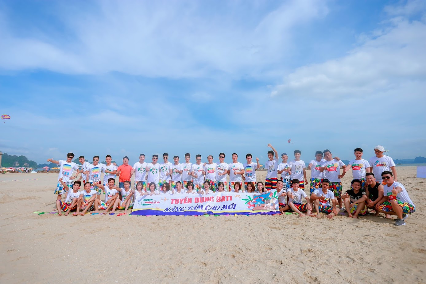 Các thành viên chụp ảnh trên bãi biển