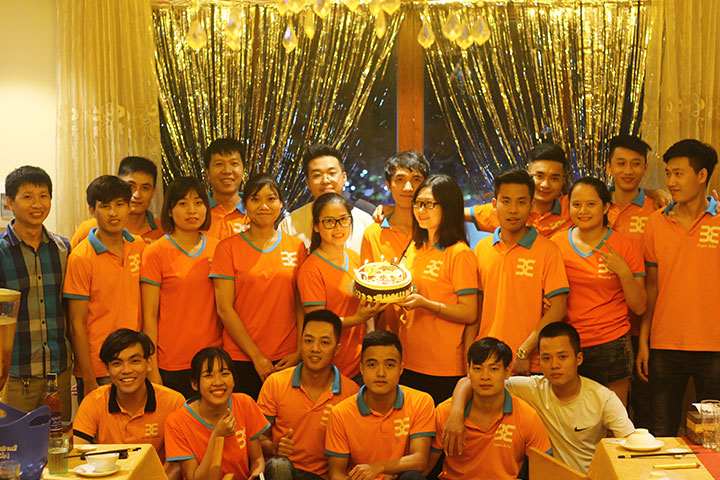 Chúng tôi cùng nhau thổi nến và cắt bánh sinh nhật