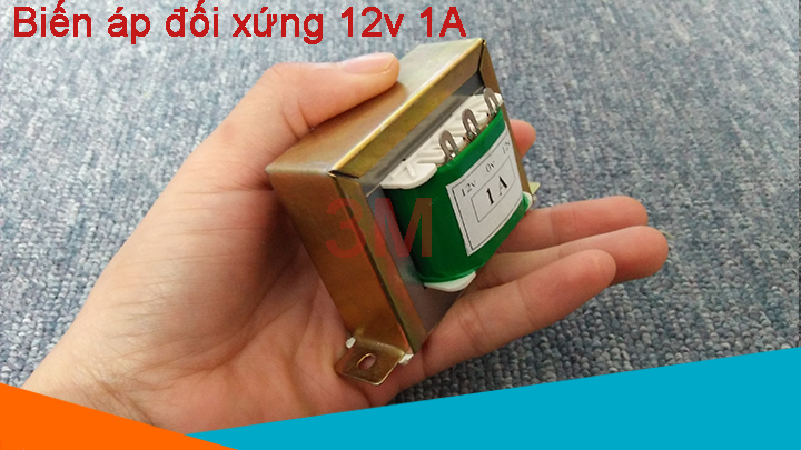 Biến áp đối xứng 12V 1A được cầm trên tay