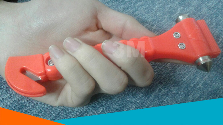 Kích thước nhỏ gọn của búa thoát hiểm đa năng