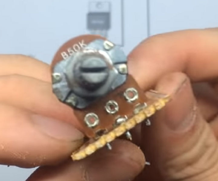 Cắm triết áp vào bảng mạch