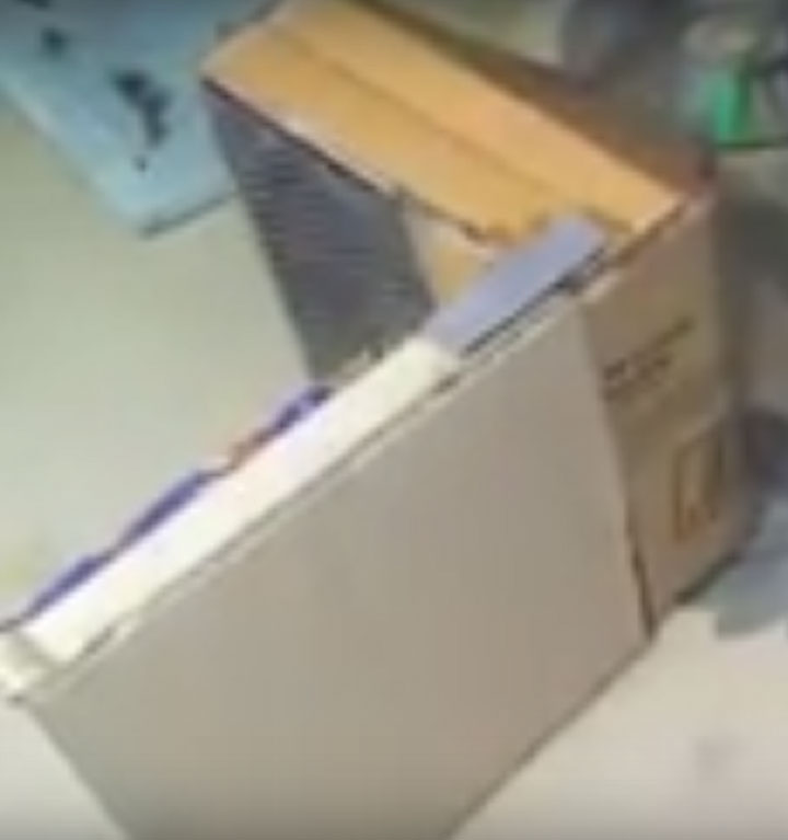 Dán tấm bìa vào mặt sau của tấm gỗ