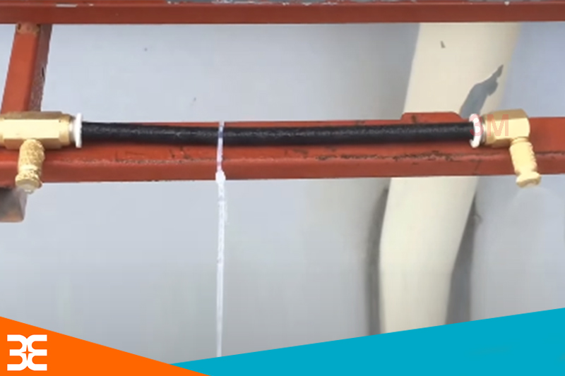 Đầu phun sương được gắn trên đường ống dẫn nước