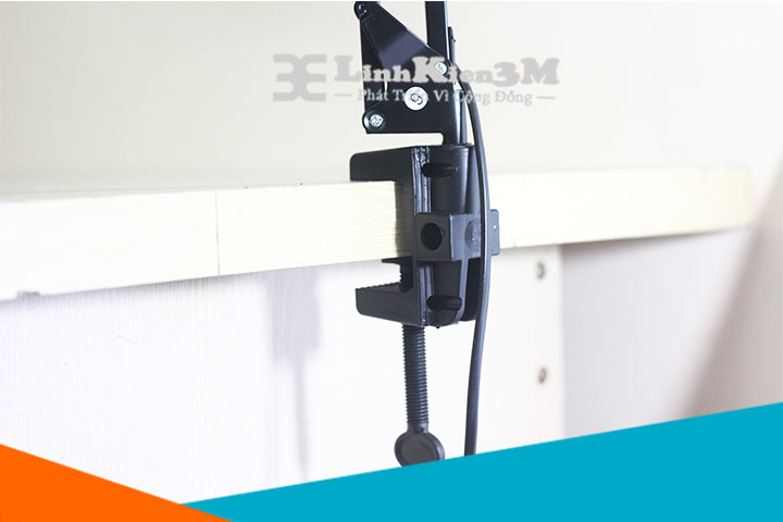 Bộ đế kẹp thoải mái sử dụng trên nhiều địa hình khác nhau mà không phải tốn diện tích