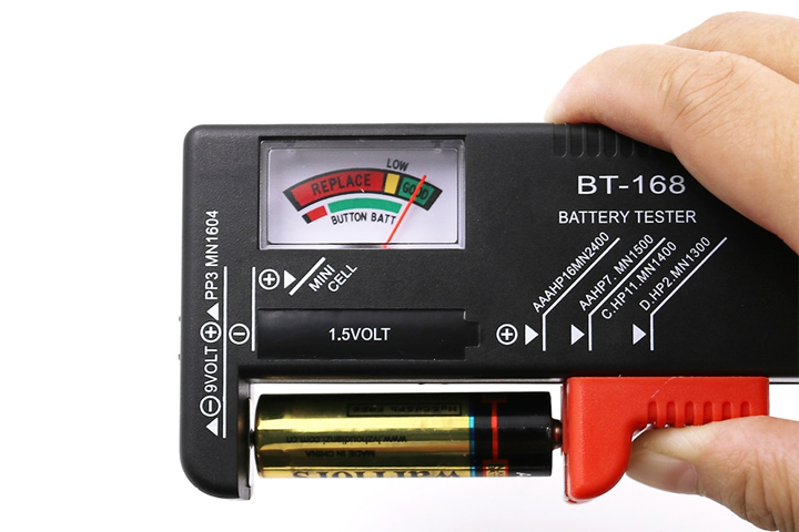 đồng-hồ-đo-điện-áp-pin-hiển-thị-cơ-bt168