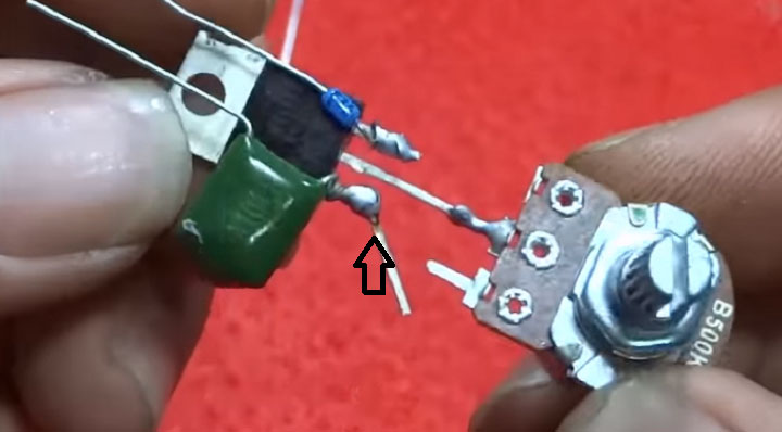 Hình ảnh sau khi đã hàn chân của tụ và Triac