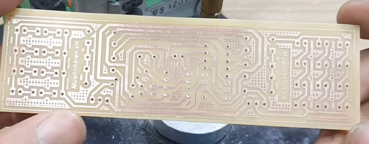 Khoan lỗ chân linh kiện