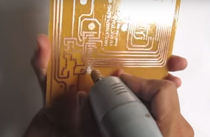 Khoan lỗ chân linh kiện