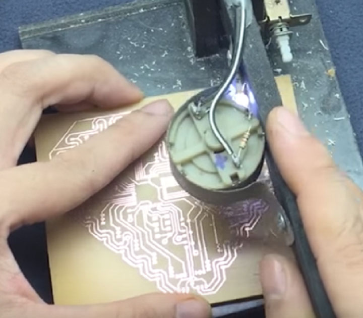 Khoan lỗ chân linh kiện