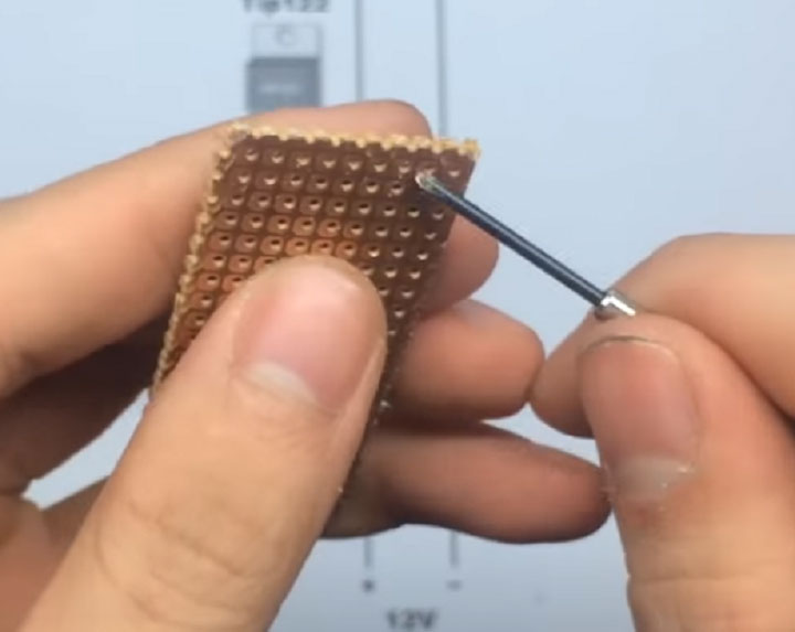 Khoan to lỗ trên phíp đồng