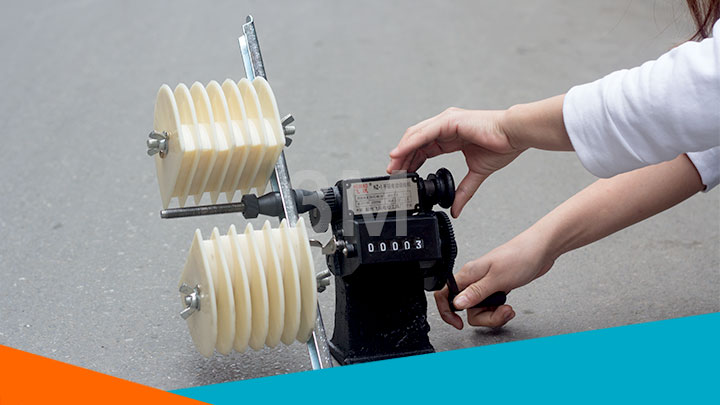 Khuôn quấn dây đồng được lắp với máy quấn biến áp