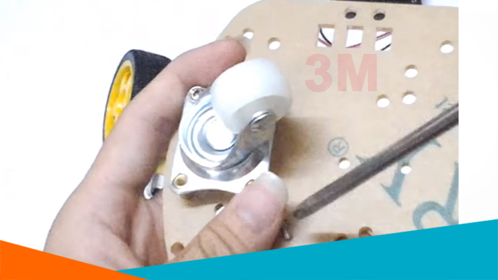 Lắp bánh dẫn động vào khung robot