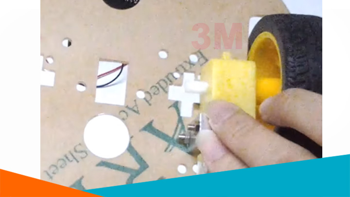 Lắp động cơ giảm tốc đã gắn bánh vào khung robot