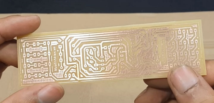 Phíp đồng với mạch in hoàn chỉnh