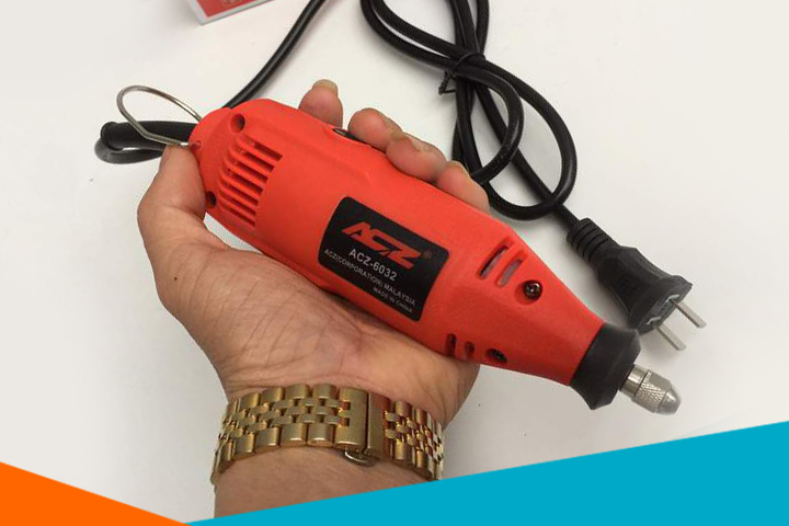 Trên tay máy khoan cầm tay ACZ