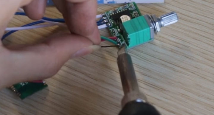 Nối dây từ module tai nghe bluetooth vào module khuếch đại audio