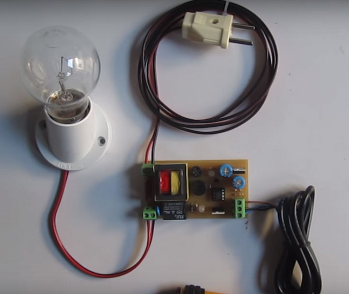 Nối nguồn và bóng đèn vào mạch