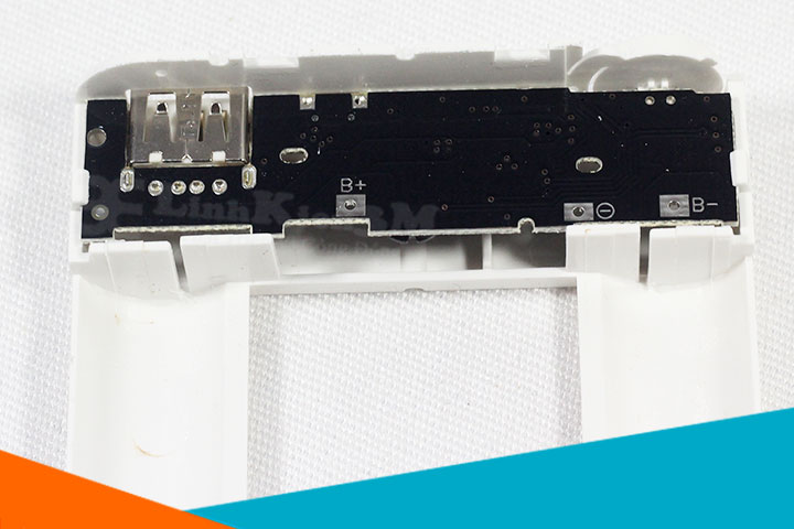 Bên trong Box sạc dự phòng 8 cell 2A