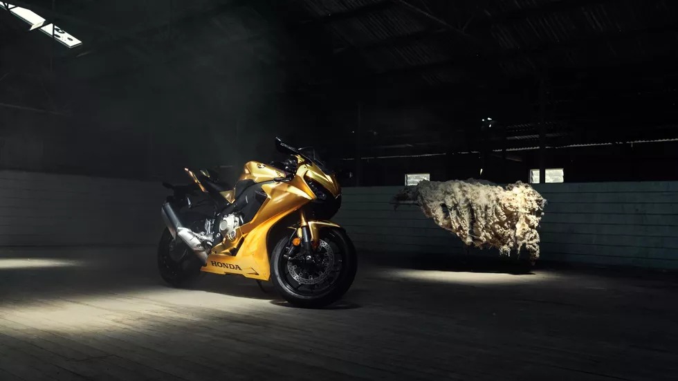 CBR1000RR Fireblade - mẫu motor được mạ vàng kỷ niệm 50 năm thành lập Honda Australia