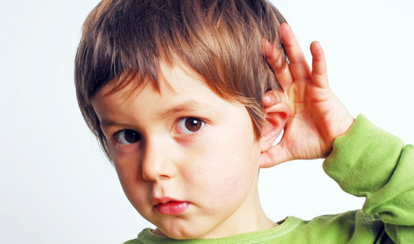 Dấu hiệu trẻ nghe kém