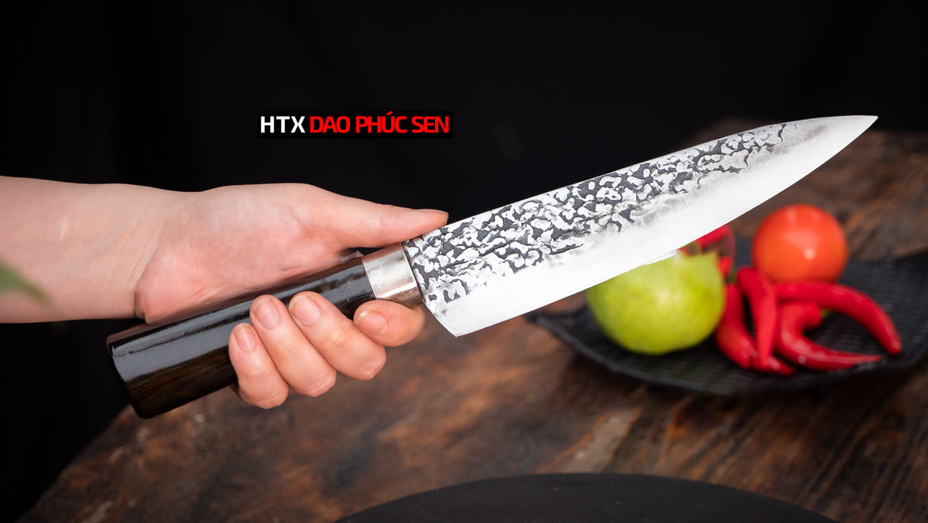 Bề mặt dao được dập hoa văn thủ công tinh tế