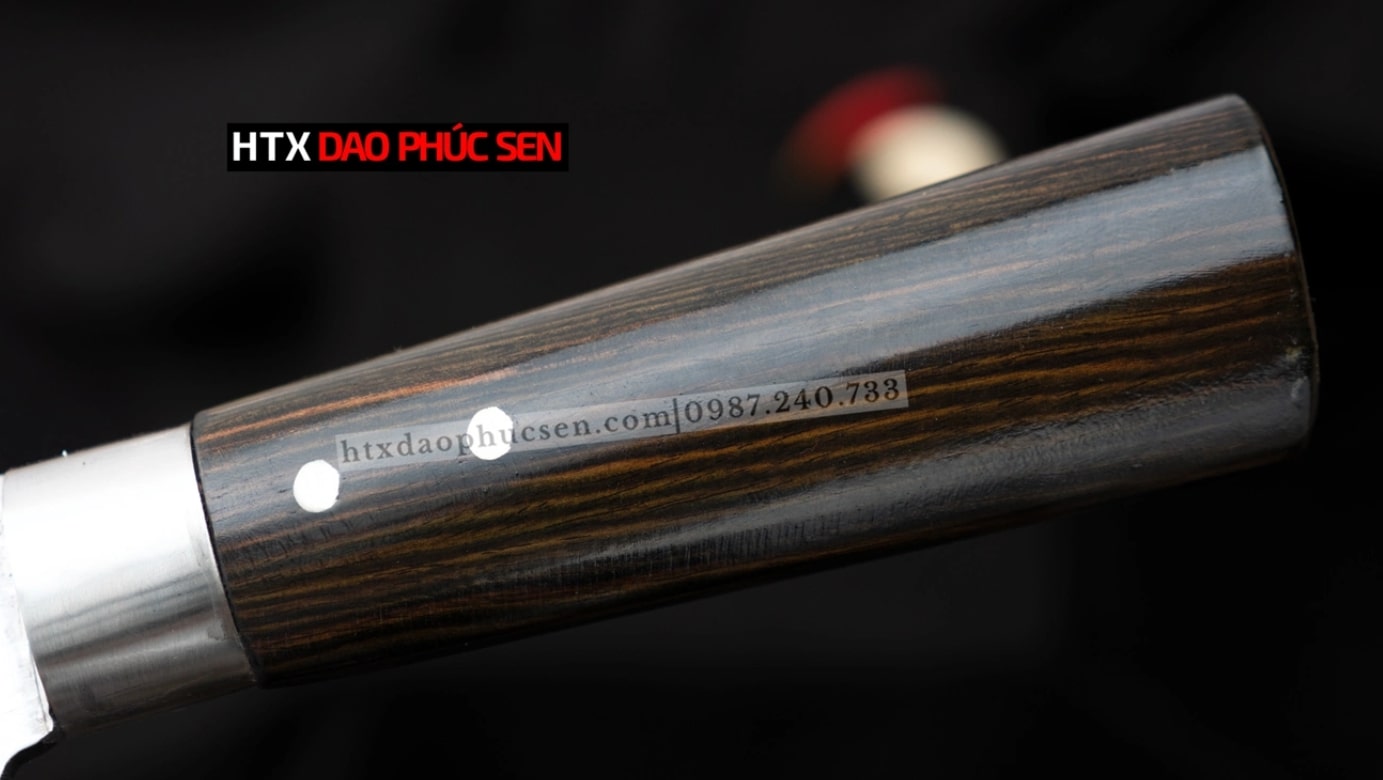 Cán dao CGKM được làm bằng gỗ mun tự nhiên, thiết kế hình ovan chống trơn trượt