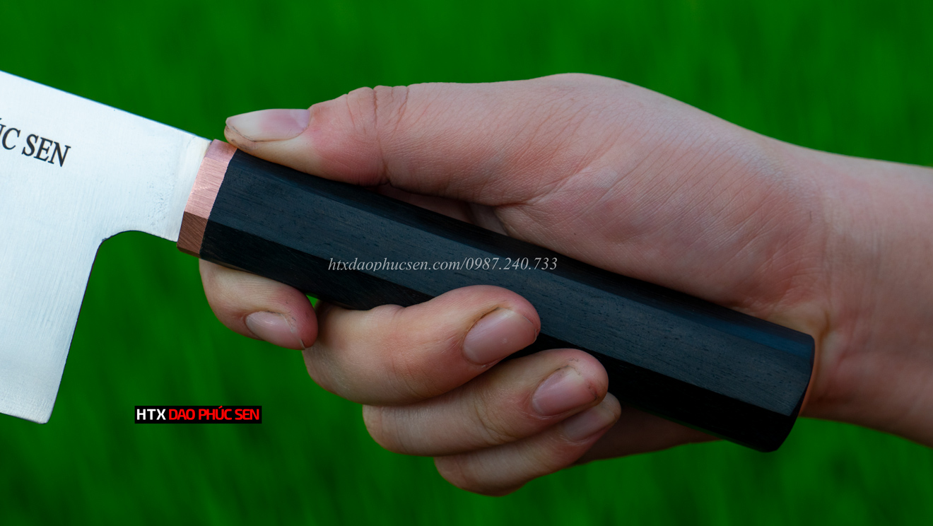 Cán dao được làm từ gỗ tự nhiên
