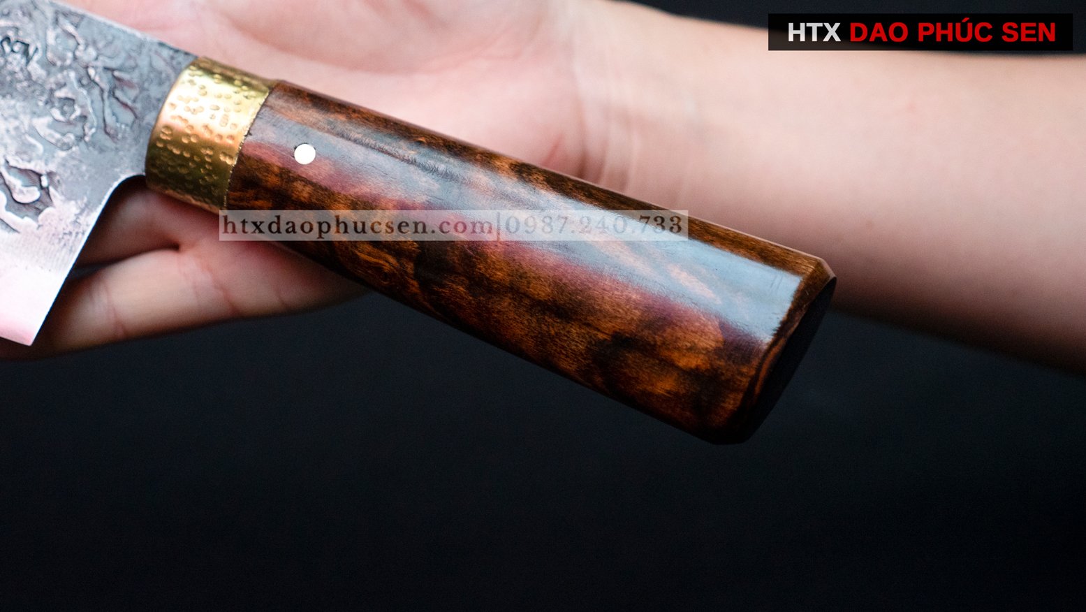 Cán dao được làm từ gỗ cẩm chỉ tự nhiên