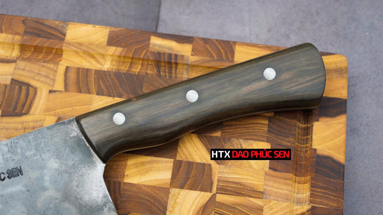 Cán gỗ tự nhiên với vân gỗ đẹp, không mục mủn khi gặp nước