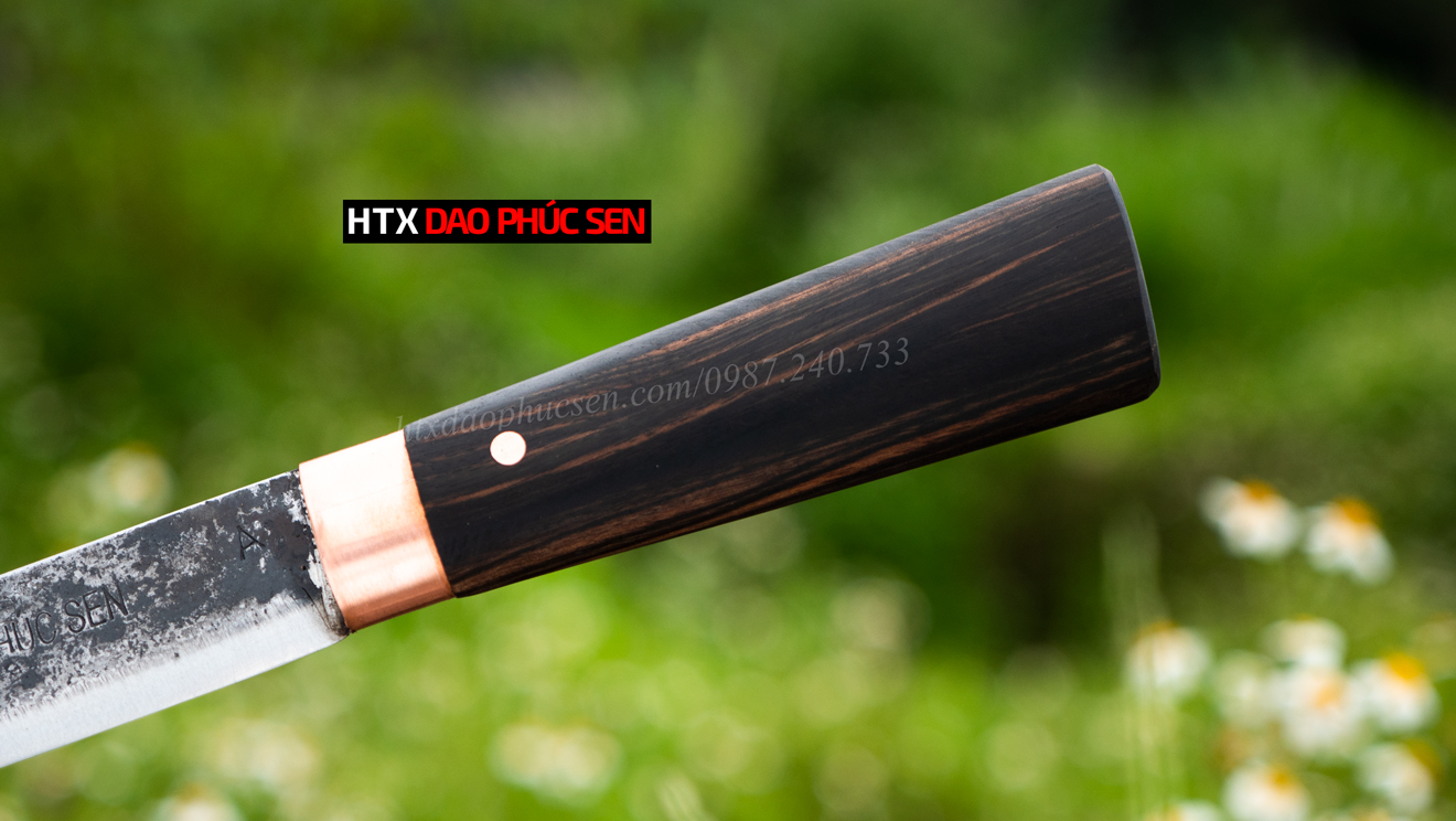 Cán dao được làm từ gỗ tự nhiên, khâu đồng chắc chắn