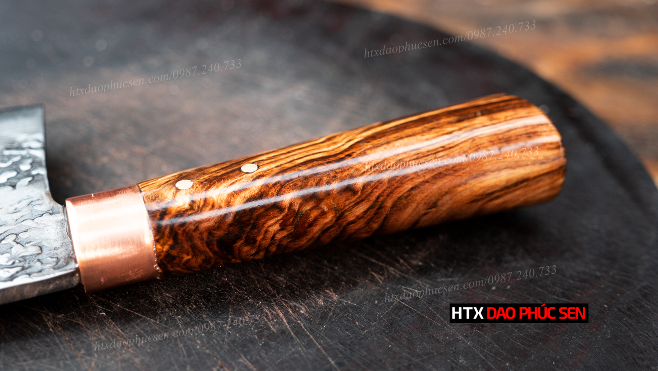 Cán được làm từ gỗ tự nhiên được chọn lựa cẩn thận