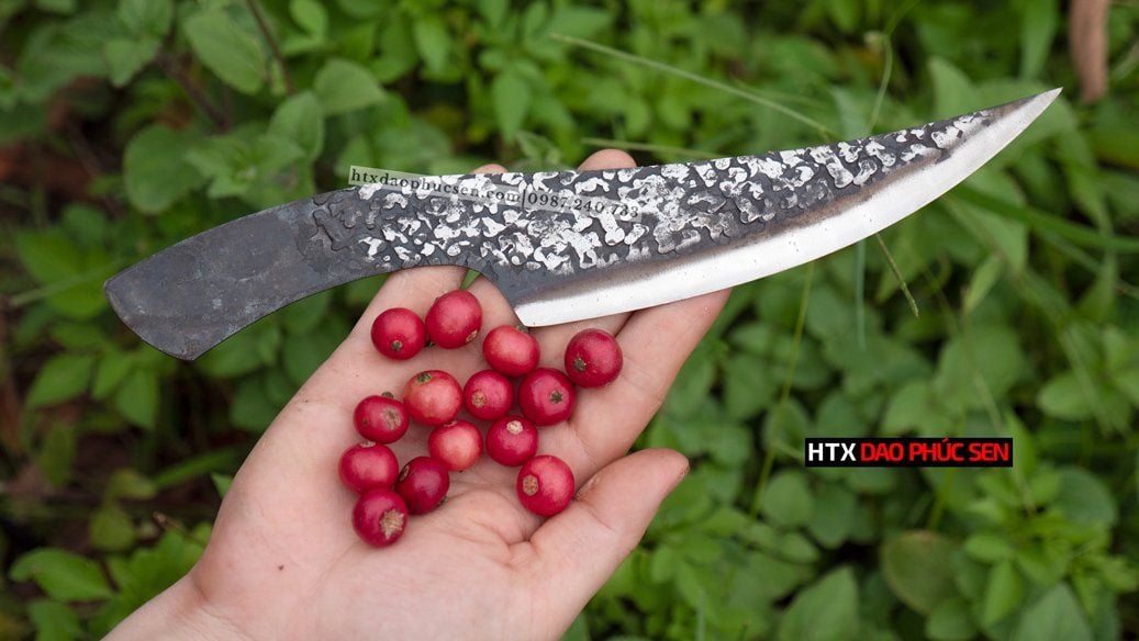 Bề mặt dao được dập hoa văn đẹp mắt